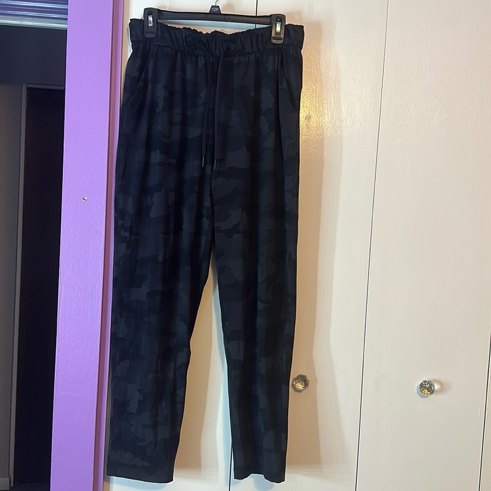 LULULEMON pants. Stretchy camo pattern. size 8z Used in good condition